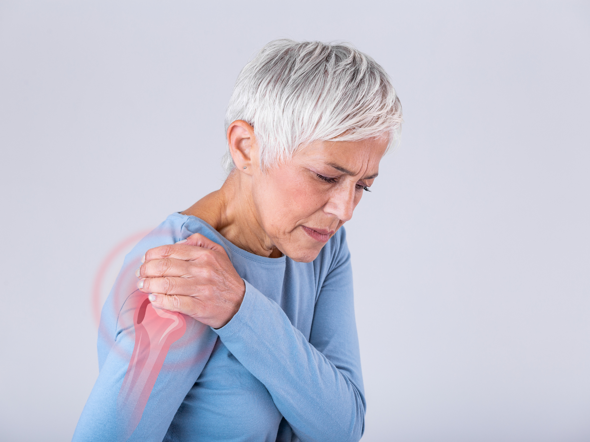 Severe pain located in the shoulder can be a sign of rotator cuff tear